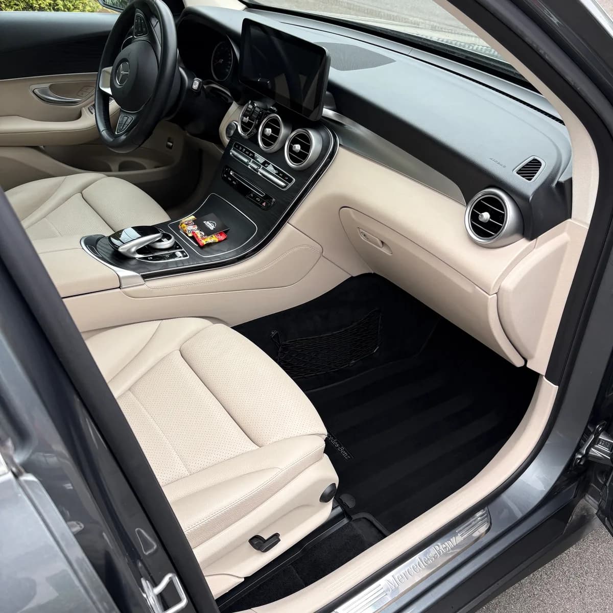 Nettoyage siège cuir voiture professionnel — Bcleaner Nantes