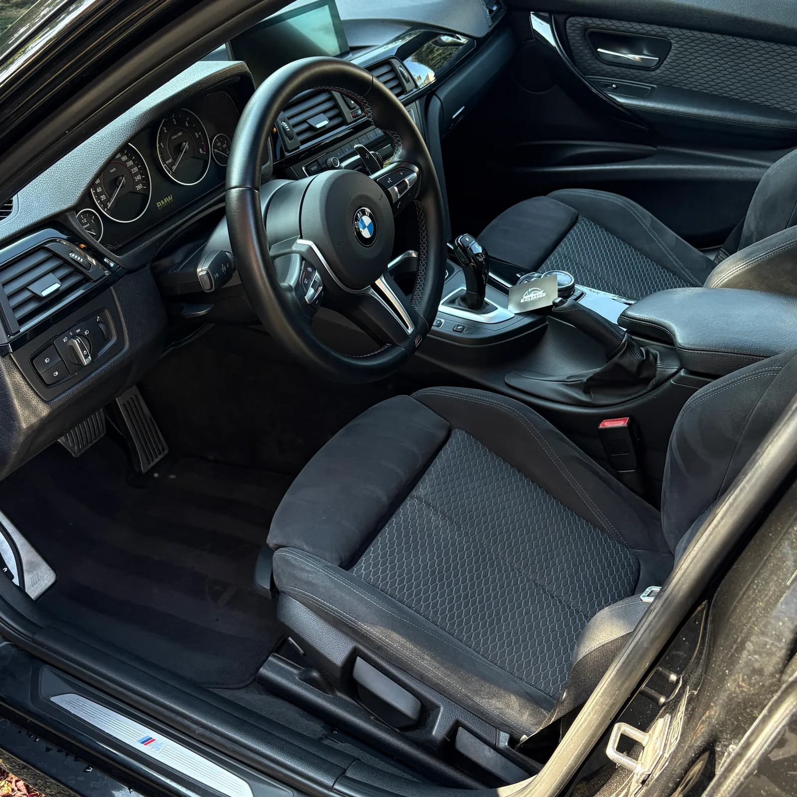 Nettoyage tableau de bord et sièges BMW — Bcleaner Nantes