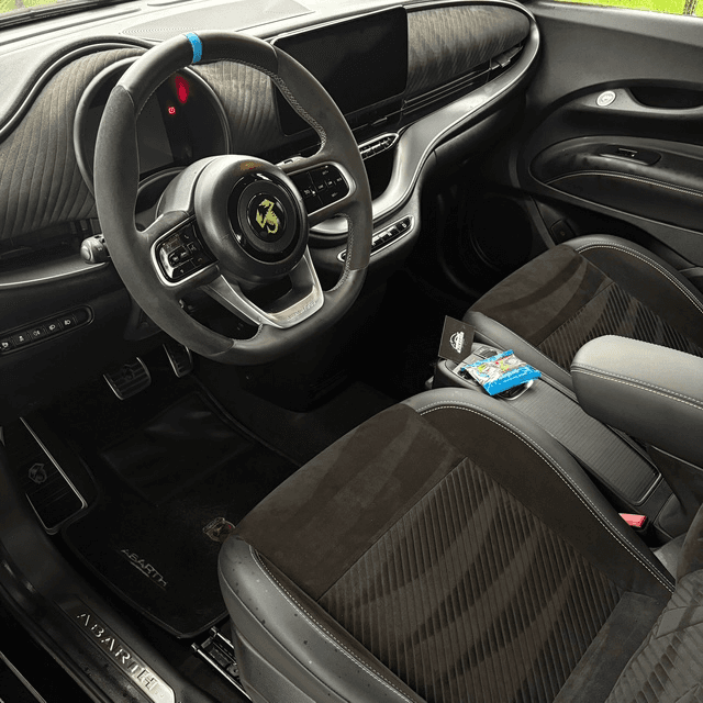 Nettoyage sièges alcantara voiture à Nantes