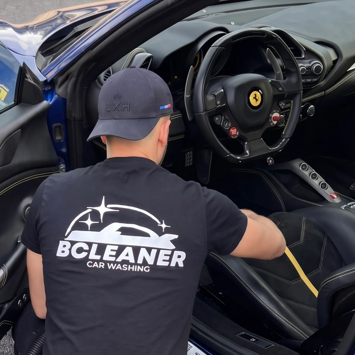 Baptiste de BCleaner nettoie l'intérieur d'une voiture à domicile près de Nantes